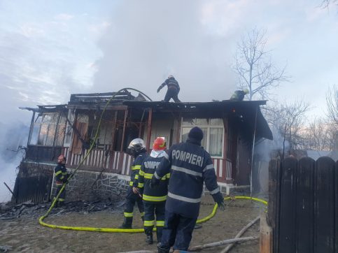 Incendiu la o gospodărie din comuna Bezdead, cu o victimă găsită decedată