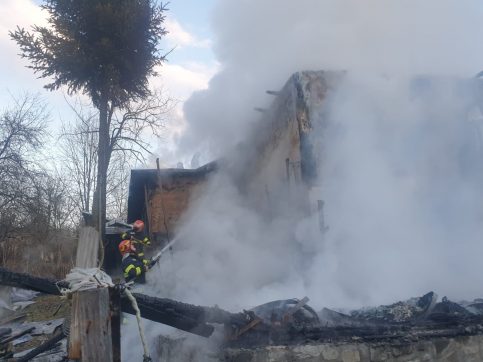 Incendiu la o gospodărie din comuna Bezdead, cu o victimă găsită decedată