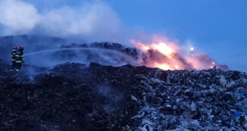 Noaptea trecută, incendiu produs la groapa de gunoi din localitatea Titu, pentru gestionarea situației de urgență a intervenit Detașamentul de Pompieri Titu cu două autospeciale de stingere cu apă și spumă.