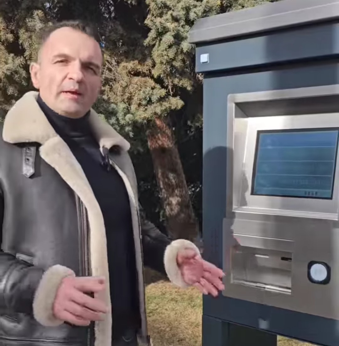 Automate de bilete instalate în municipiul Târgoviște, sunt funcționale, se poate plăti fie cu ajutorul cardului bancar, fie cu bancnote, iar biletul trebuie validat în autobuz.