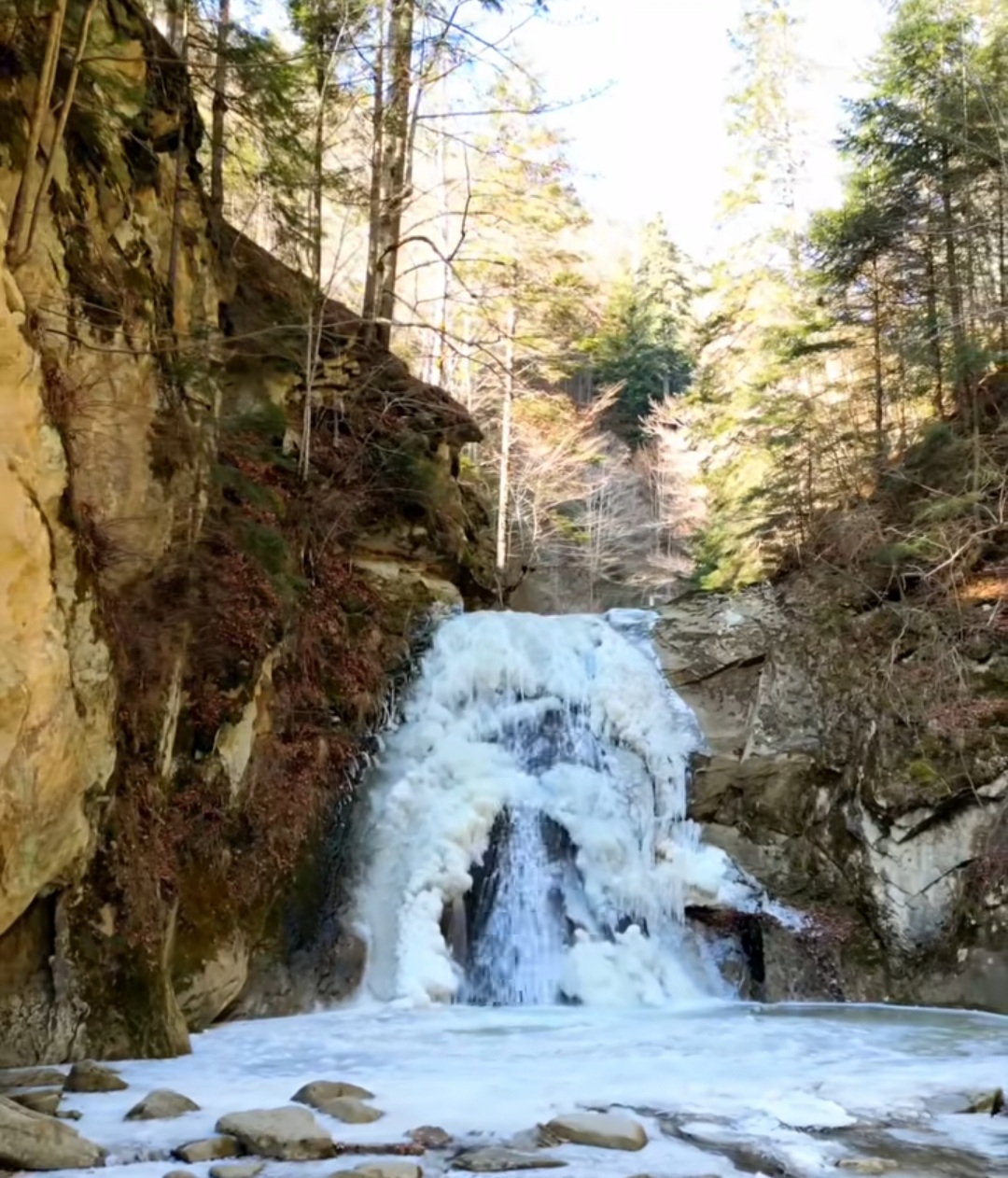 În inima Munților Buzăului, ascunsă de ochii multora, se află Cascada Bisoca (cunoscută și sub numele de Chișătoarea), o destinație de neuitat