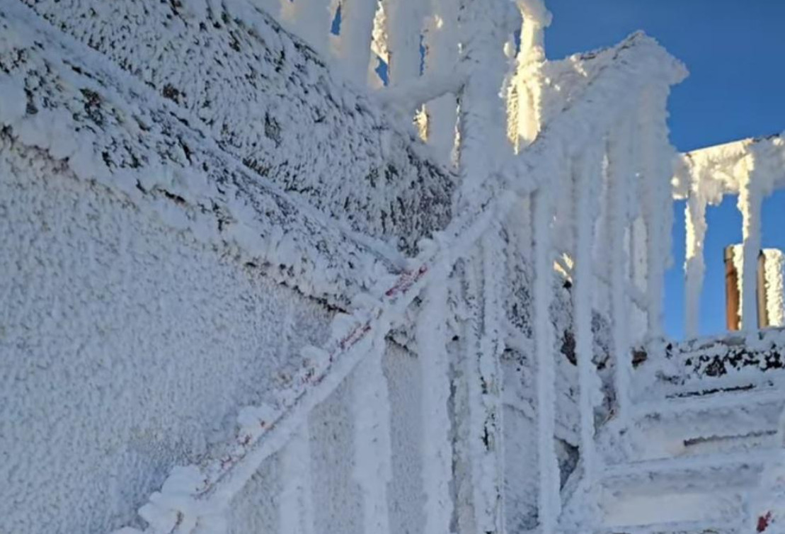 Imagini superbe, noaptea trecută, Vârful Omu a fost martorul unor condiții meteo extreme, care au transformat zona într-un adevărat peisaj de iarnă