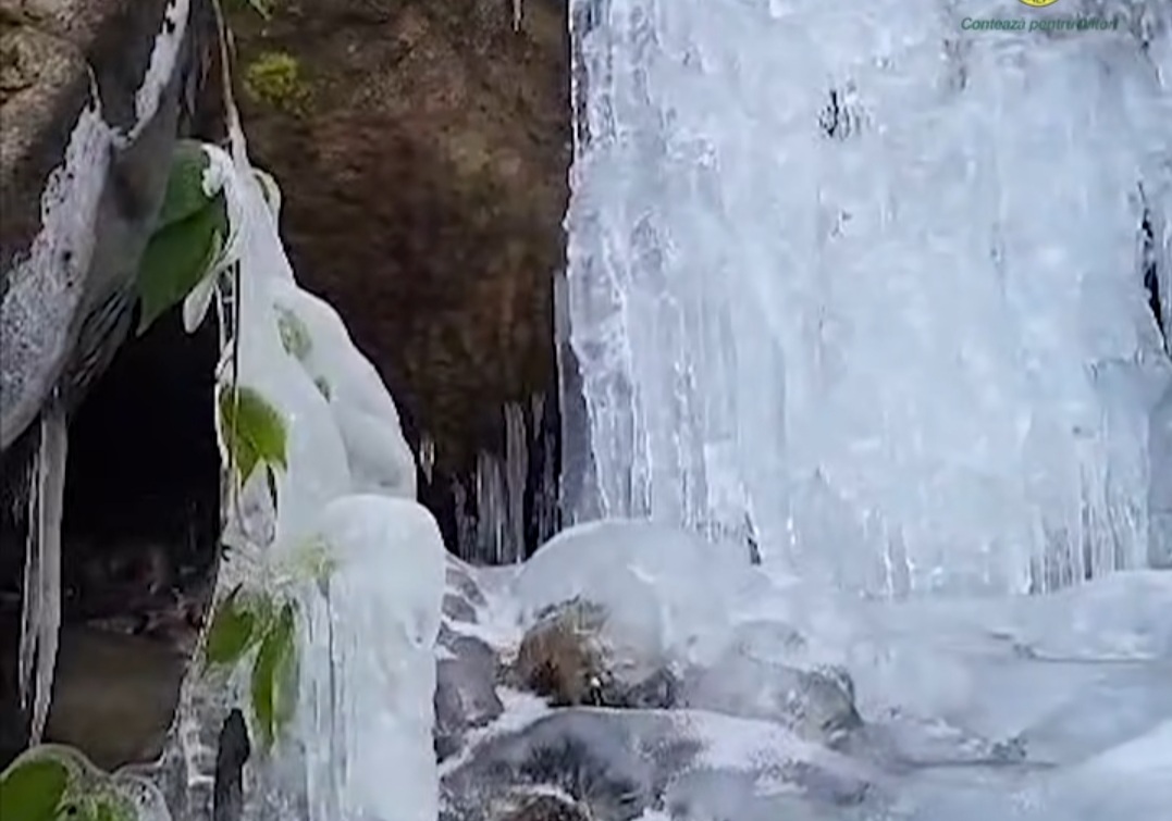  Cascada de pe râul Bărzăuța, surprinsă în fotografii spectaculoase  ,  ce captează esența naturii sălbatice într-o perioadă magică a anului.