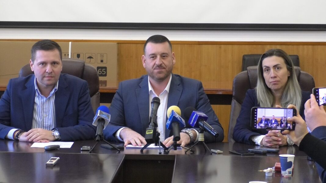 Proiecte de milioane de euro pentru modernizarea municipiului Moreni.Primarul municipiului Moreni, Gabriel Purcaru, a susținut astăzi, alături de Corneliu Ștefan, președintele Consiliului Județean Dâmbovița, prima conferință de presă de la preluarea mandatului. În fața reprezentanților mass-media, edilul a detaliat planurile ambițioase de dezvoltare ale orașului, care includ investiții de aproximativ 40 de milioane de euro în proiecte cu finanțare europeană și națională.