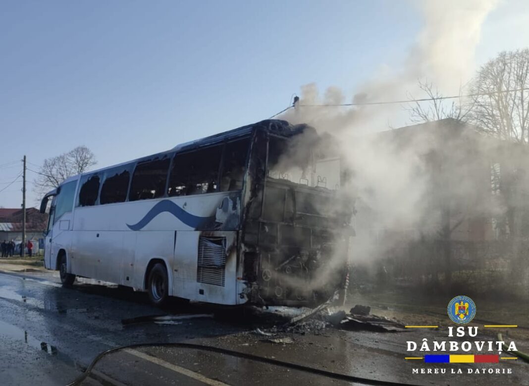 Autobuz  cuprins de flăcări în Titu, în  această după-amiază, în jurul orei 14:52, pompierii din Detașamentul Titu au fost solicitați să intervină în urma unui incendiu izbucnit la un autobuz pe DN 7