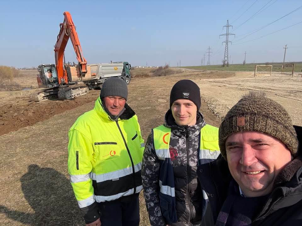 Lucrările la Stația de epurare Colacu au început, primarul orașului Răcari, Marius Caravețeanu,a anunțat cu entuziasm demararea unui proiect important care va transforma infrastructura localității.